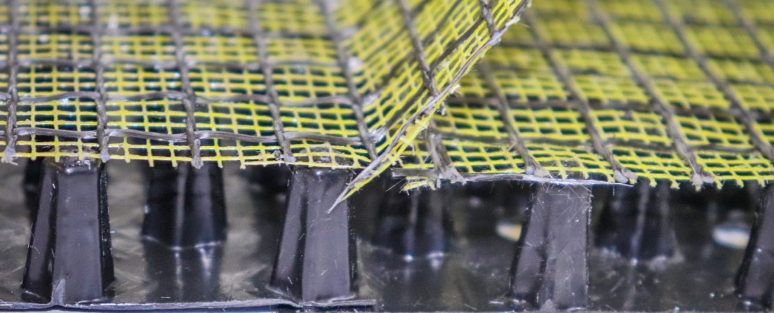 Smart Power-Drain Nahaufnahme auf Shnittstelle vor weissem Hintergrund